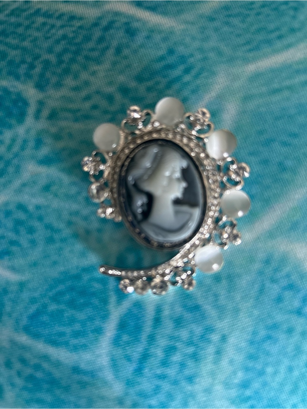 Private Label Silver-Tone Black and White Cameo Brooch with Pearl Accents. dr 50
